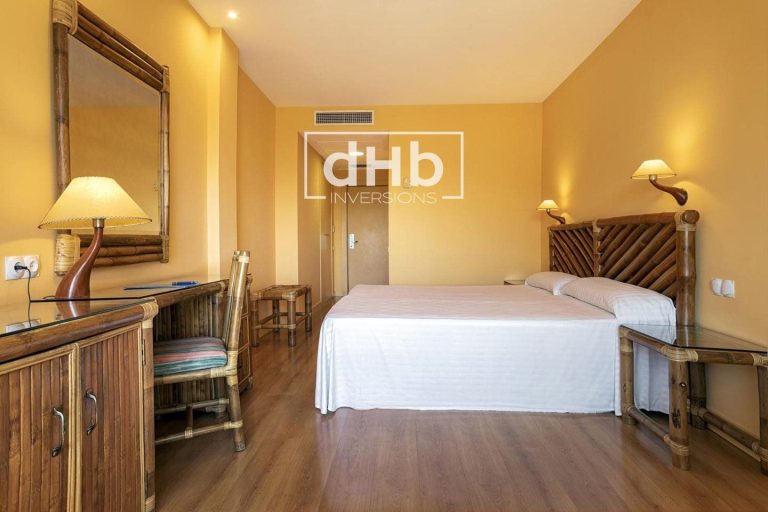 Edificio Singular en Roquetas de Mar – Venta – REF:HTV37